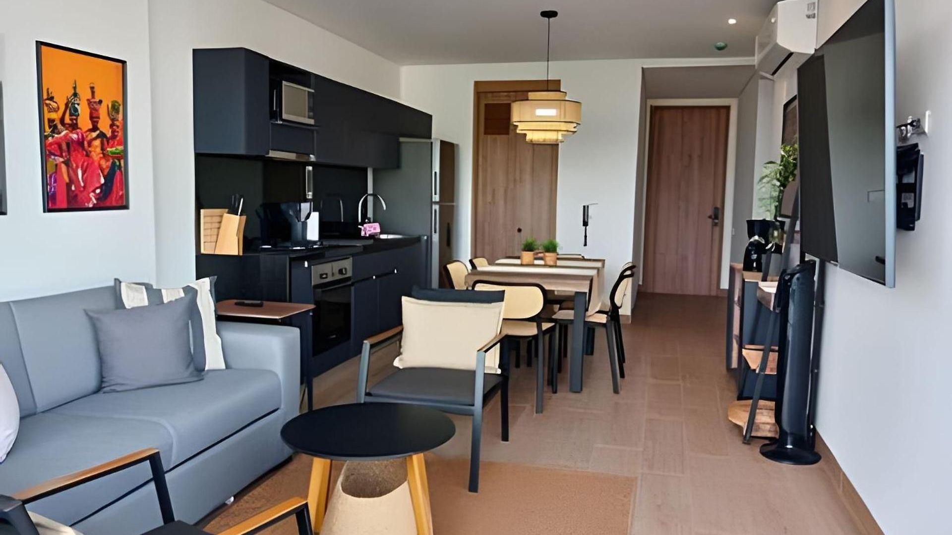 Luxury 2b, Stunning View 4 Blocks From Walled Apartment *