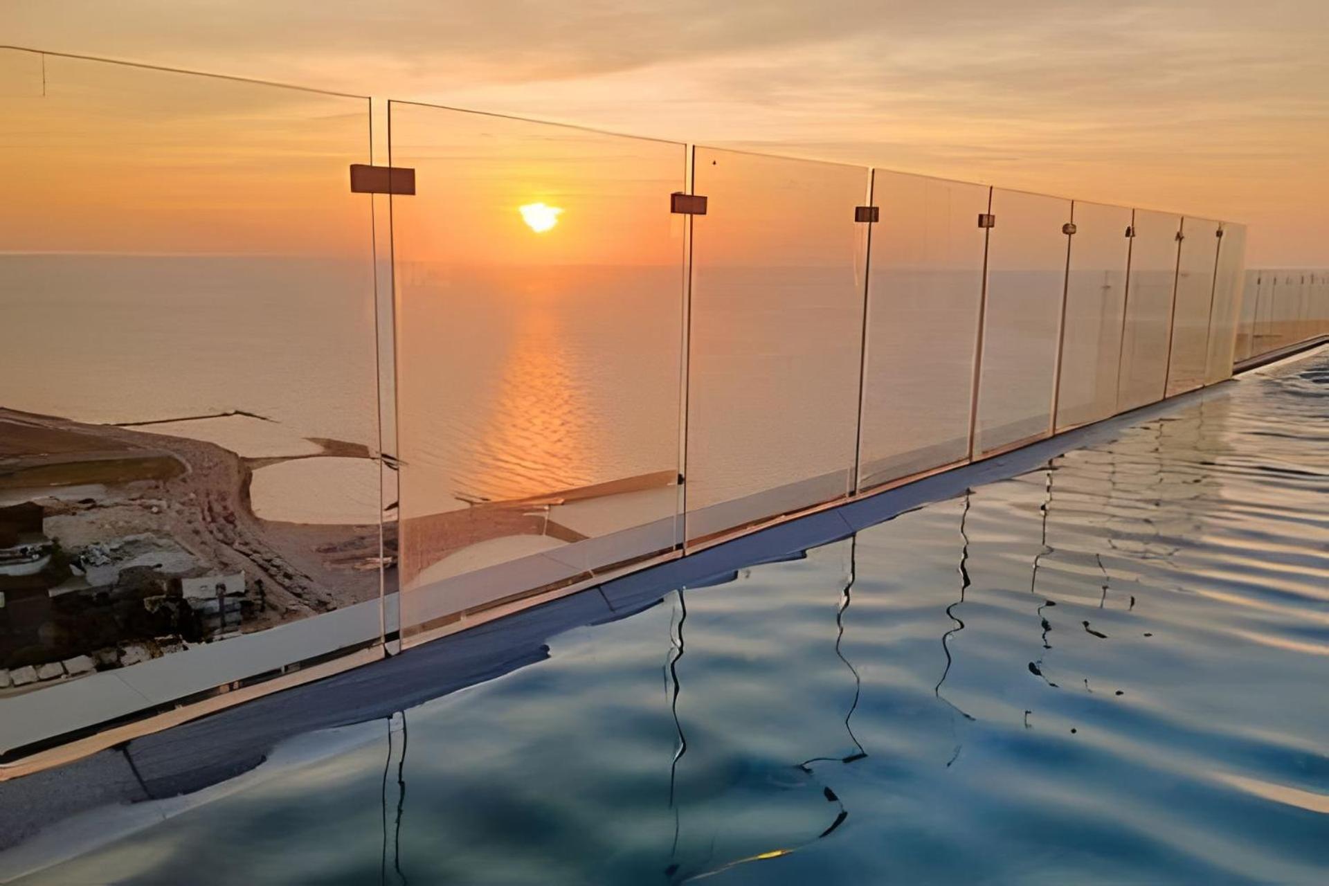 Luxury 2b, Stunning View 4 Blocks From Walled